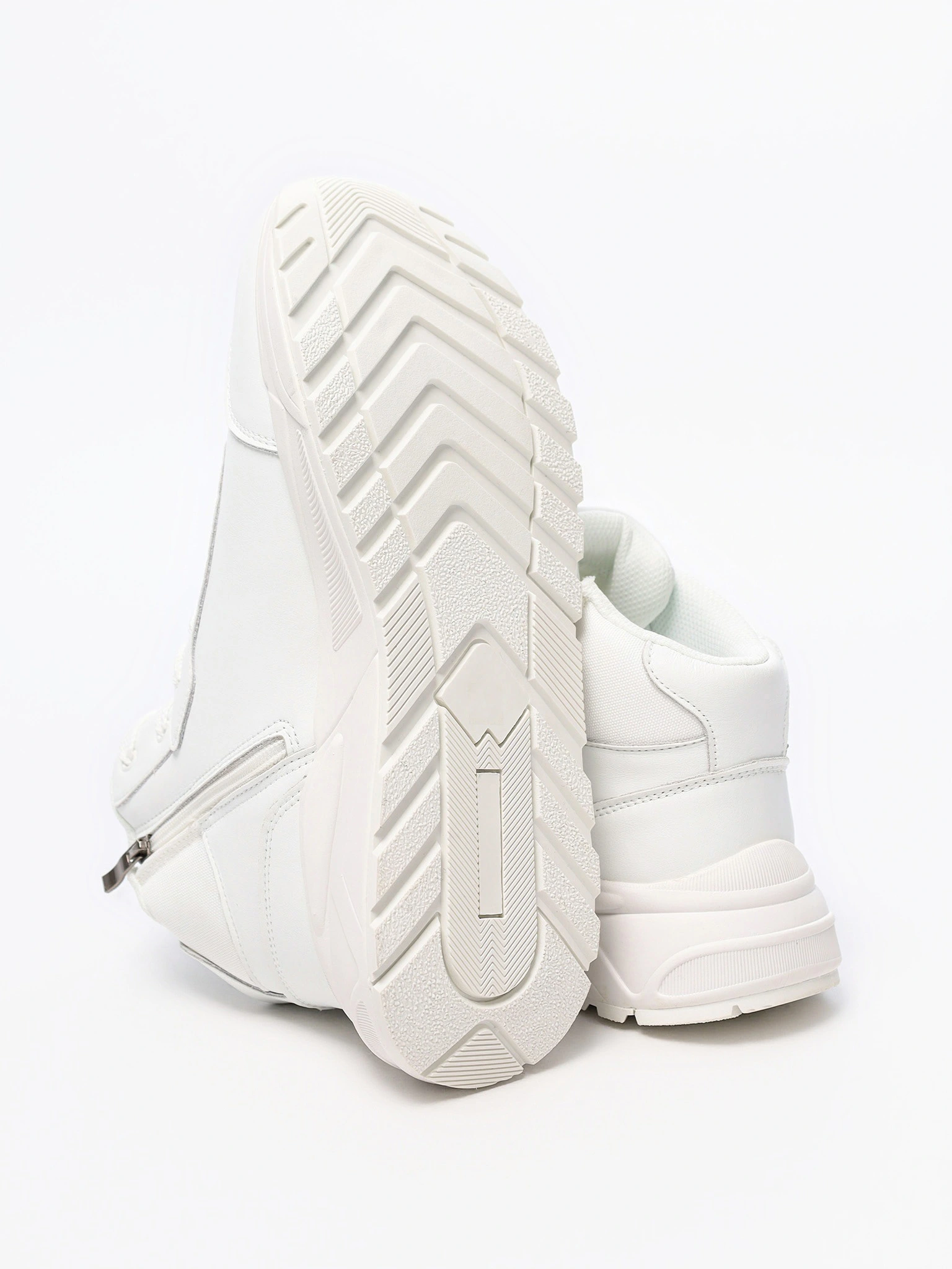 Кроссовки белого цвета на средней объемной подошве